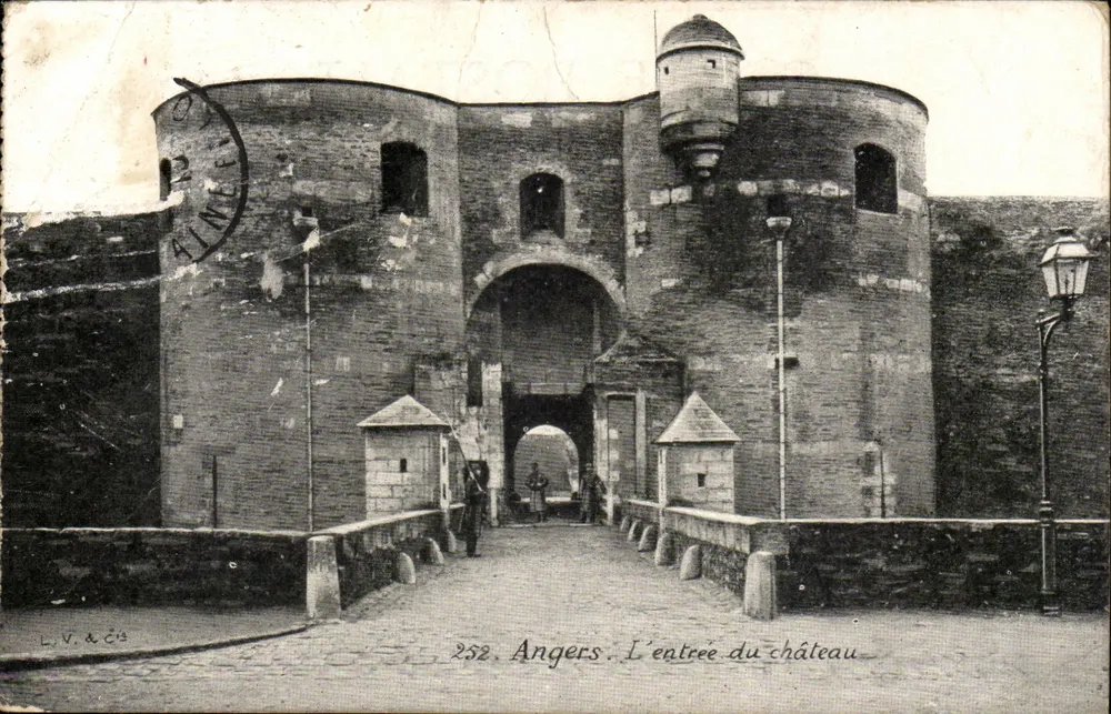 Angers. A entrada do castelo — L.V.&C°, n°252 - Frente