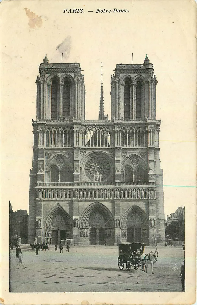 PARIS — Notre-Dame — vista da fachada gótica com carruagem e pedestres - Frente