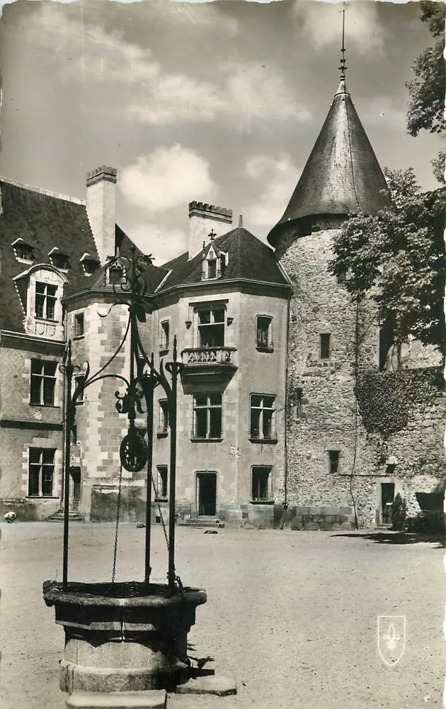 Lapalisse (Allier) — Cour d'Honneur du Château — Éditions du LYS - Frente