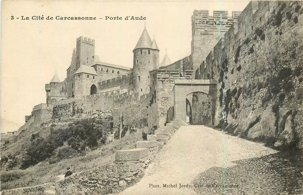 Cidade de Carcassonne — Porta de Aude — Foto. Michel Jordy - Frente