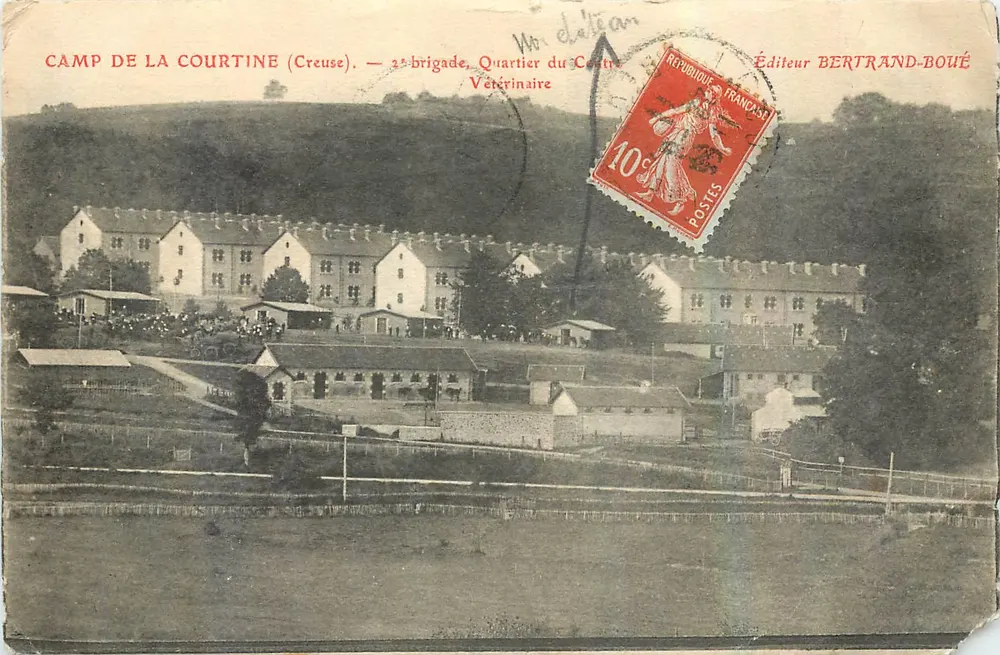 Camp de La Courtine (Creuse) — 2e brigade, Quartier du Centre Vétérinaire — Éditeur BERTRAND-BOUÉ - Recto