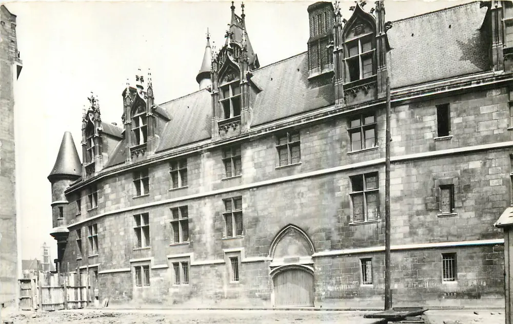 Bibliothèque Forney — Ancien hôtel des Archevêques de Sens — édifié par Tristan de Salazar entre 1475 et 1518 — Photo Chevoin, Paris - Recto