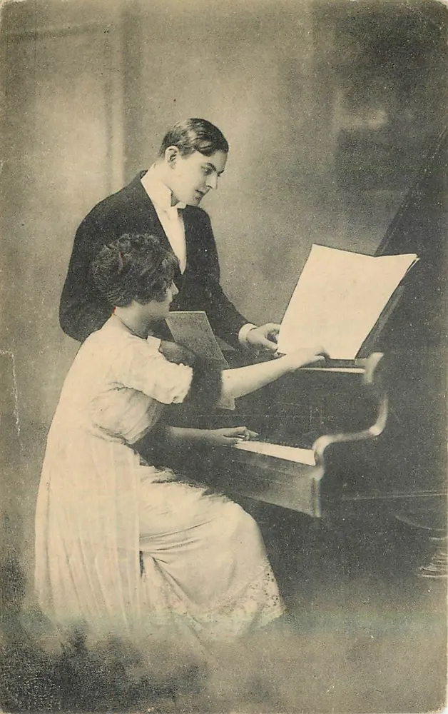 Jovem mulher tocando piano com um homem — fotografia de estúdio — editor V. P. M. Paris, n° 203 - Frente