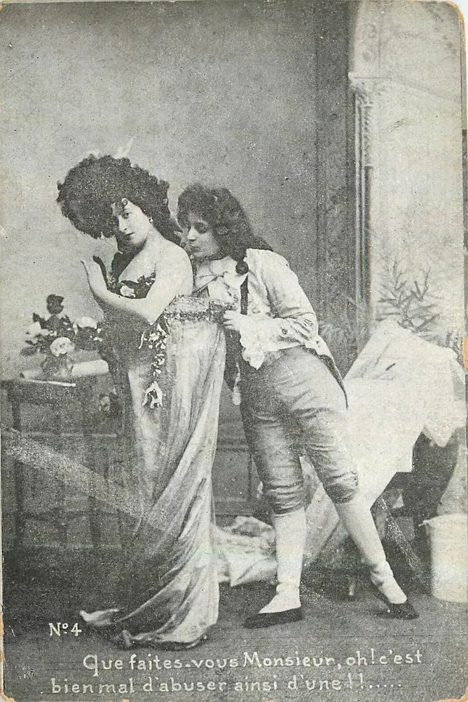 Cena de cortesia — mulher em vestido de festa e homem em traje da época — N°4 - Frente