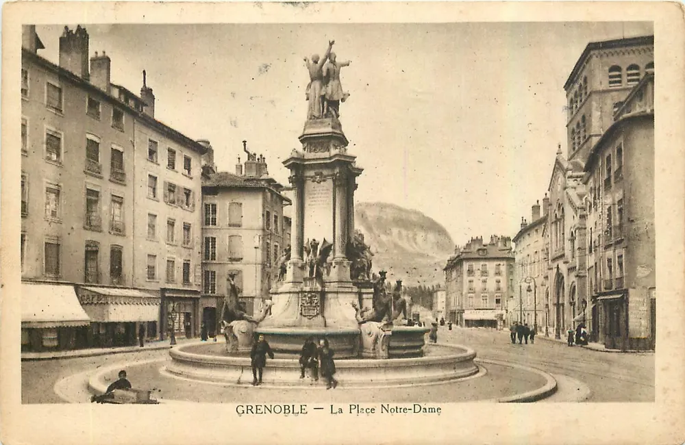 Grenoble — A Praça Notre-Dame — editor Cliché Oudoux - Frente