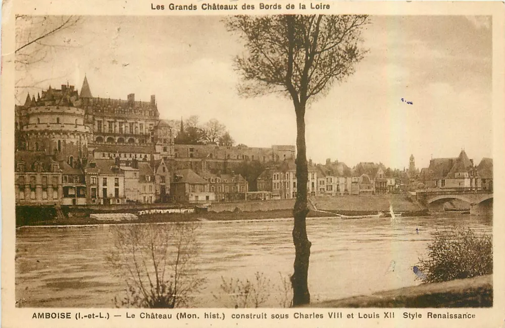 Amboise — Das Schloss (Mon. hist.) errichtet unter Charles VIII und Louis XII im Renaissance-Stil - Vorderseite