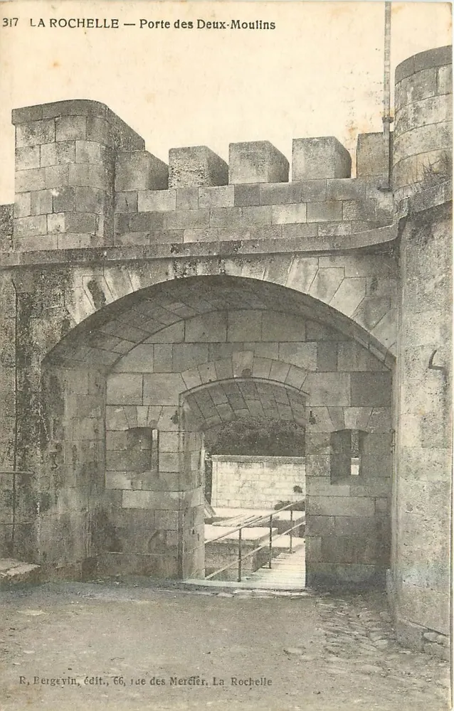 La Rochelle — Porte des Deux-Moulins — R. Bergevin, édit., 66, rue des Merciers, La Rochelle - Recto