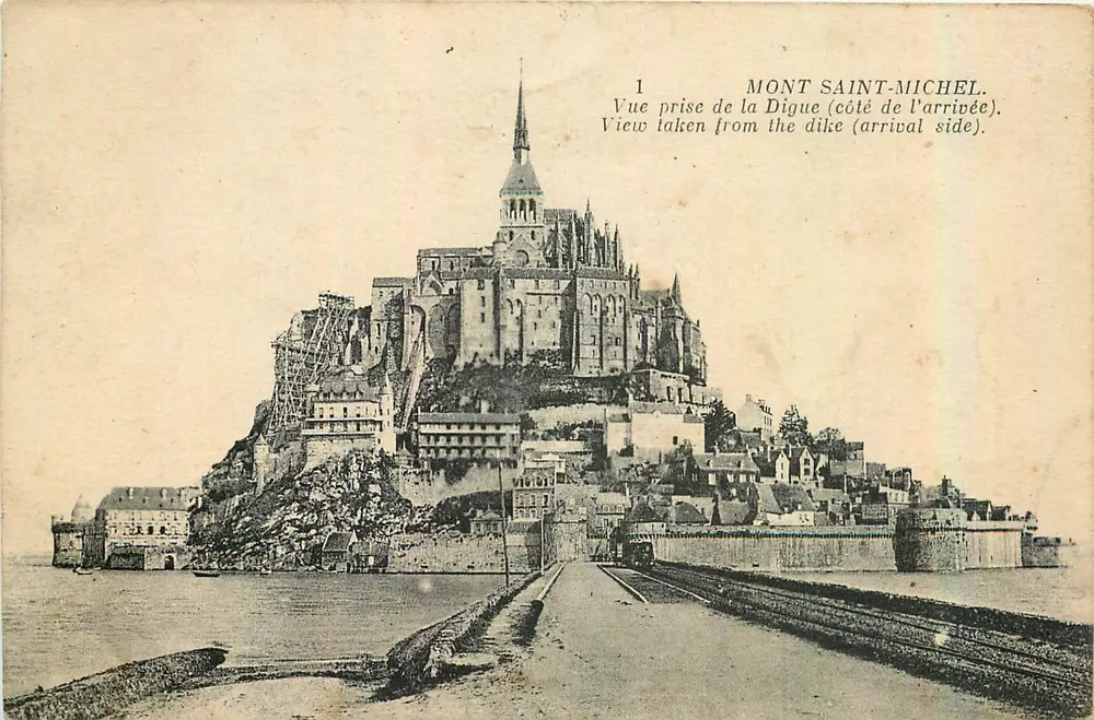 Mont Saint-Michel — Vue prise de la Digue (côté de l'arrivée) — Éditeur : A. Célestin & Cie, Paris - Recto