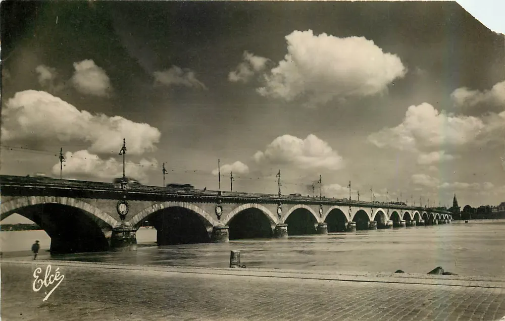 Le Pont de Pierre sur la Garonne — Bordeaux — Édition L. CH4, Cours Victor - Recto