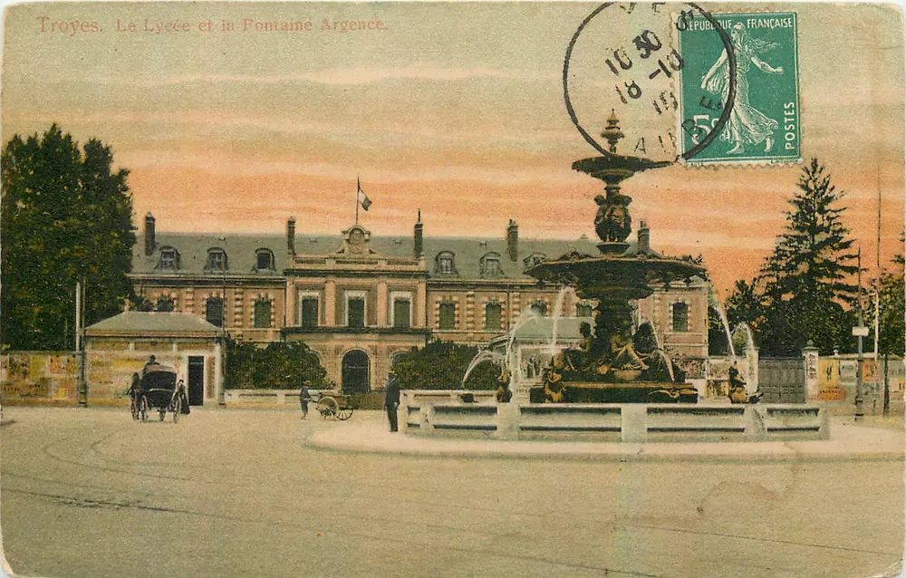 Troyes. O Lycée e a Fontaine Argence — editor não visível, número de série ilegível - Frente