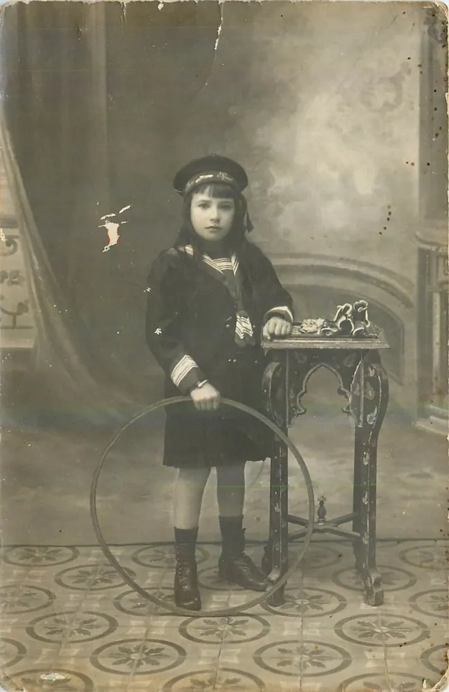 Menina em traje de marinheiro — estúdio - Frente