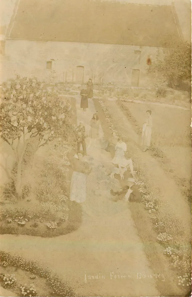 Jardim da Fazenda Boueug — vista do jardim com várias pessoas — editor não visível - Frente