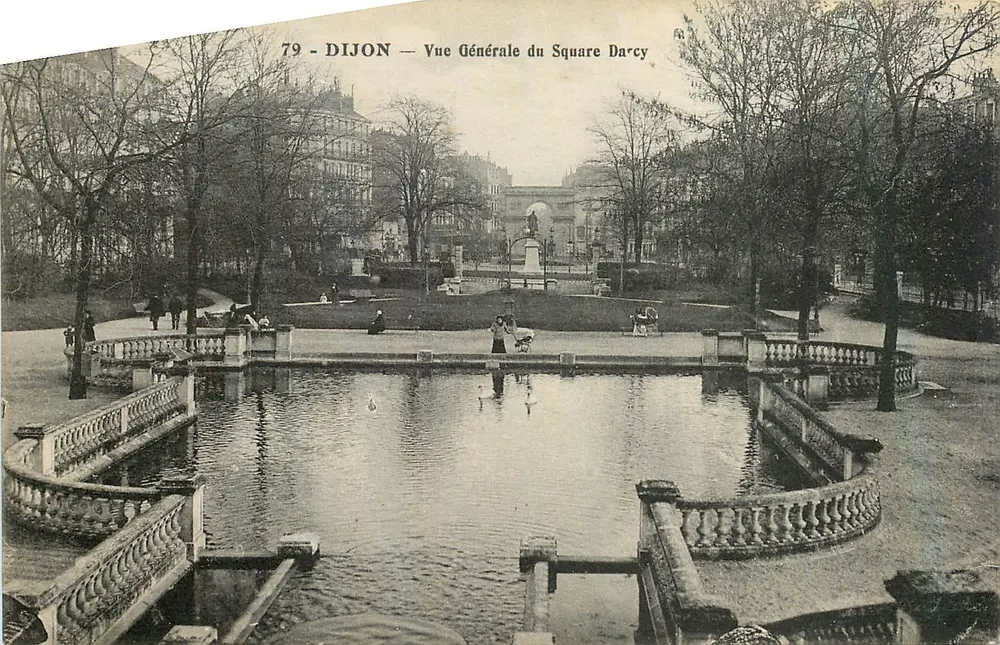 Dijon — Vista Geral do Square Darcy — Editor: L. Dumas, n°79 - Frente