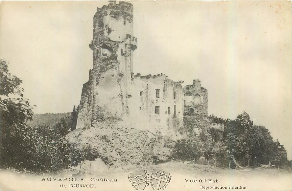 Auvergne - Château de Tournoël — Vue à l'Est — Éditeur Bell Roche - Recto
