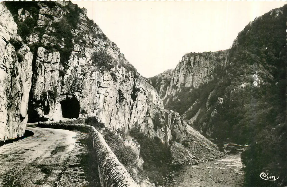 Tal der Sioule (Allier) — Eingang des Tunnels stromaufwärts — Combier Drucker (S.-st-L.) - Vorderseite