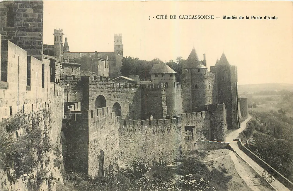 Ciudad de Carcassonne — Subida a la Puerta d'Aude — Robineau, Ed. 1907 - Anverso