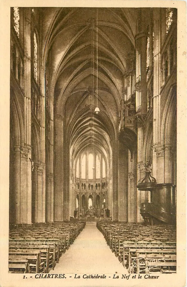 Chartres - A Catedral - A Nave e o Coro - Frente