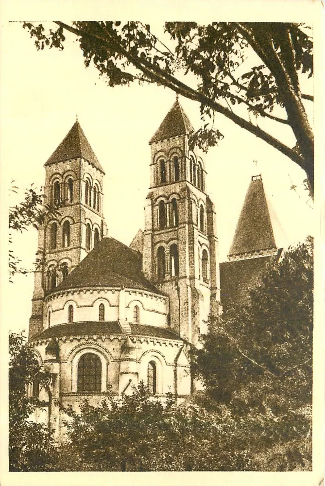 मोरिएनविल (ओइस) — बेनेडिक्टाइन अब्बती चर्च के अब्सिडे — फोटो पी. डुक्लोस, पियरफॉंड्स - आगे