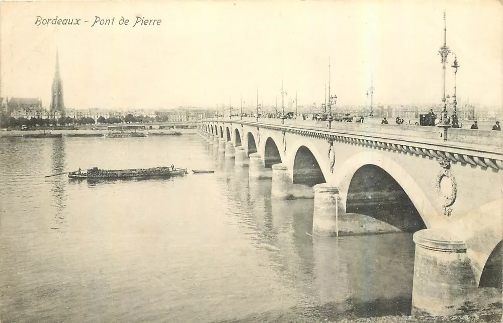 Bordeaux - Pont de Pierre — vista do ponte sobre a Garonne com barco a vela e silhueta da catedral - Frente