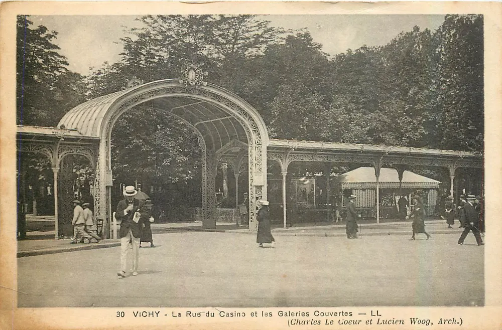 Vichy - Die Casinostraße und die Überdachten Galerien — Charles Le Coeur und Lucien Woog, Arch. - Vorderseite