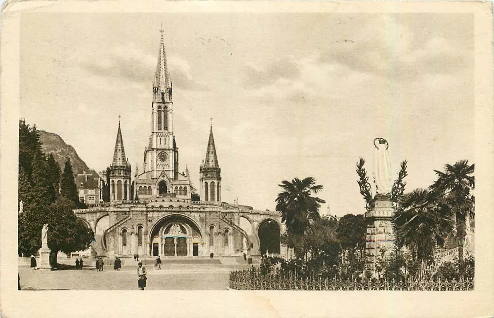 Lourdes — La Basilique et la Vierge couronnée — Edition P. Doucet, Lourdes - Recto