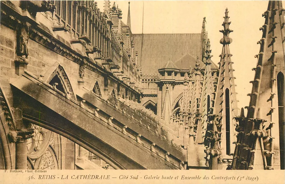 Reims - Die Kathedrale — Südseite - Hochgalerie und Ensemble der Pfeiler (3. Stock) - Vorderseite