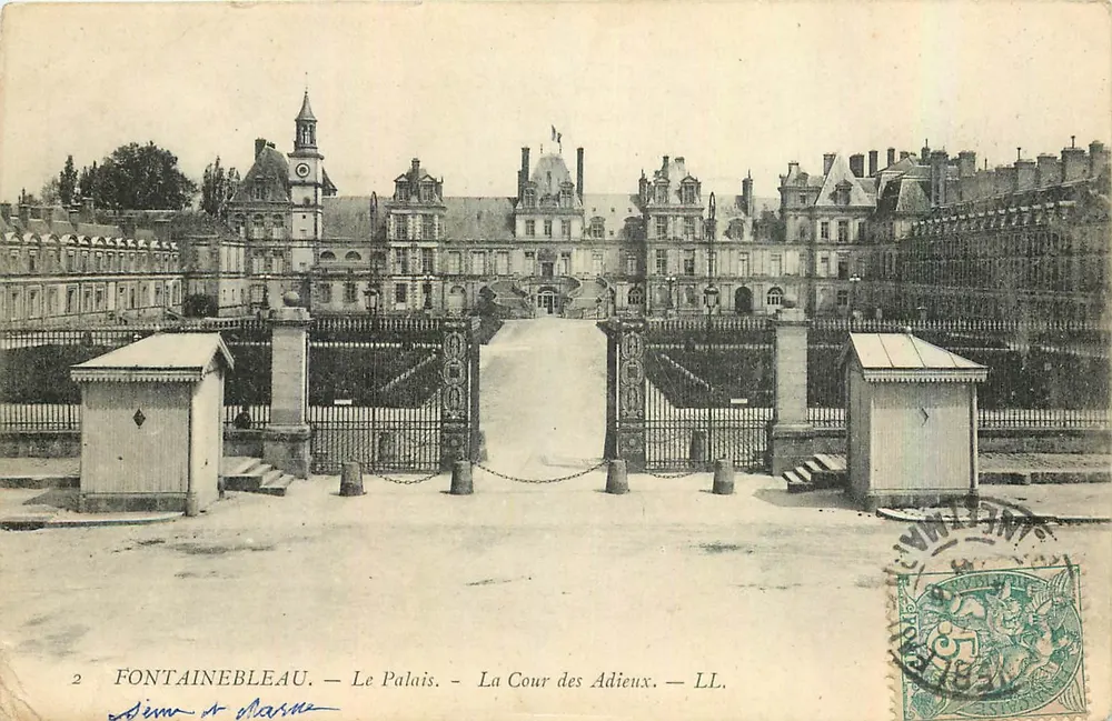 Fontainebleau — Das Schloss — Die Cour des Adieux — LL. — Verleger LL. - Vorderseite