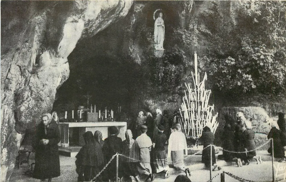 A Gruta Milagrosa — Lourdes — edição de E. Quinault - Frente