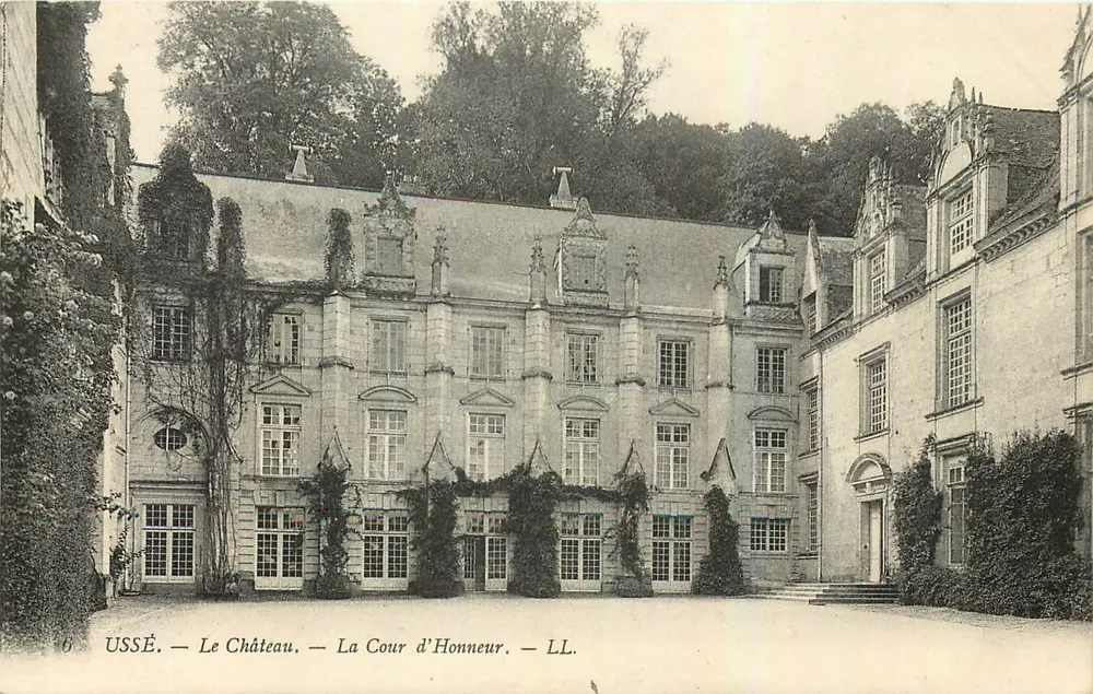 Ussé — Het Kasteel — De Eerste Hof — LL. - Voorkant