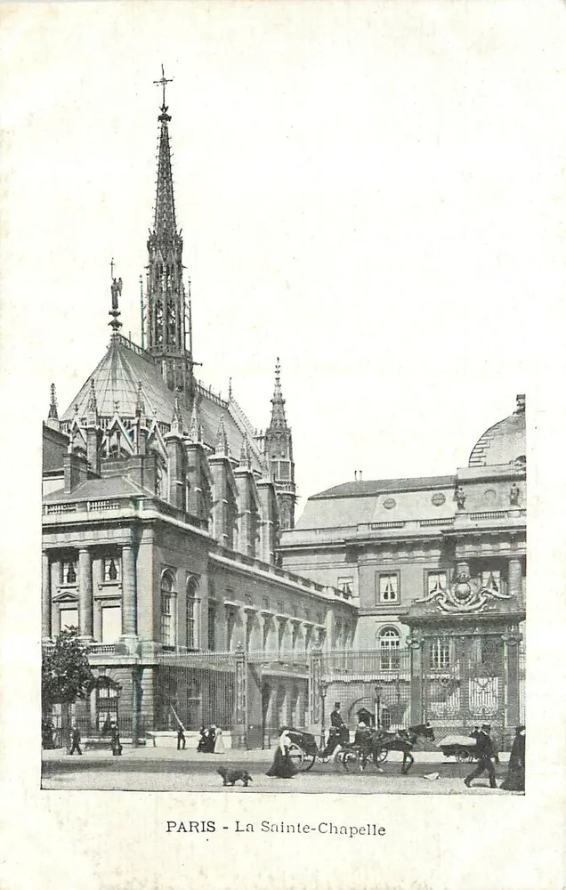 PARIS - A Santa Capela — vista da estrutura gótica com carruagem e pedestres - Frente