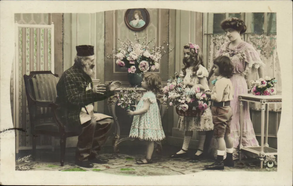 Familie, die Blumen einem alten Mann bietet — Sèvres — Foto. Lajerac, Nr. 1-655 - Vorderseite
