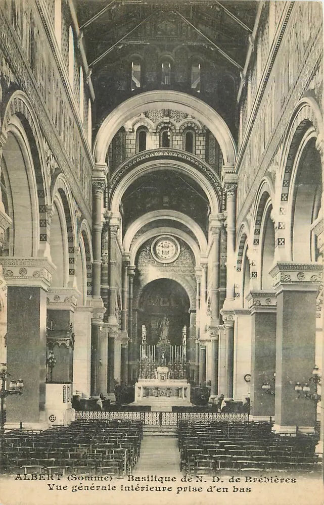 Albert (Somme) — Basilika Notre-Dame de Bréhières — Allgemeiner Innenblick von unten - Vorderseite