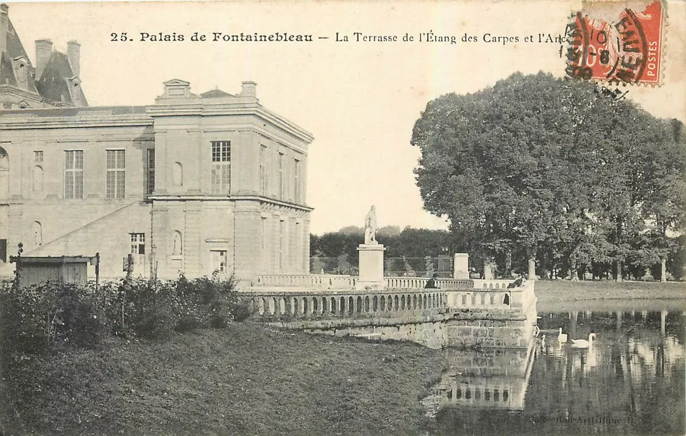 Schloss Fontainebleau — Die Terrasse des Karpfenteichs und die Arena — Photomechanische Druckerei L. Menard, n°25 - Vorderseite