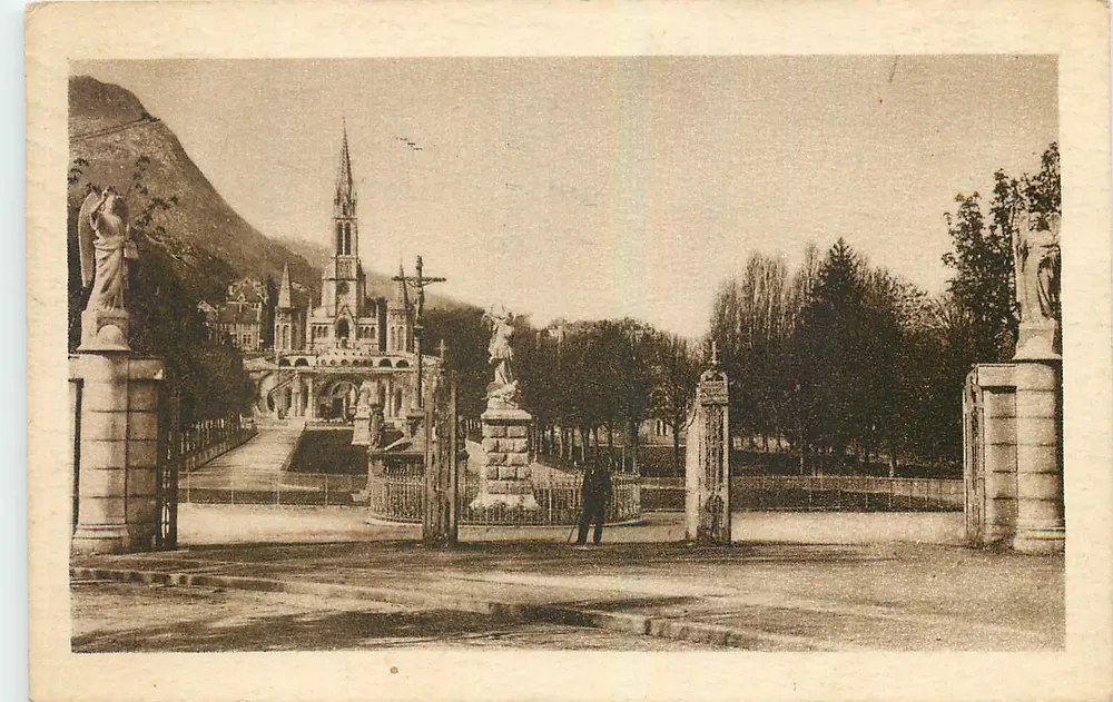 Lourdes — Entrada da Esplanada — Edit. do Palácio d'Estoire - Frente