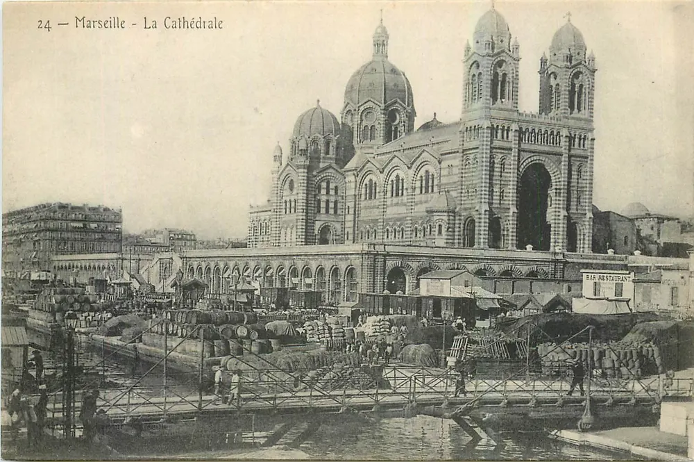 Marselha - A Catedral — vista do porto com mercadorias e bar-restaurante — n°24 - Frente