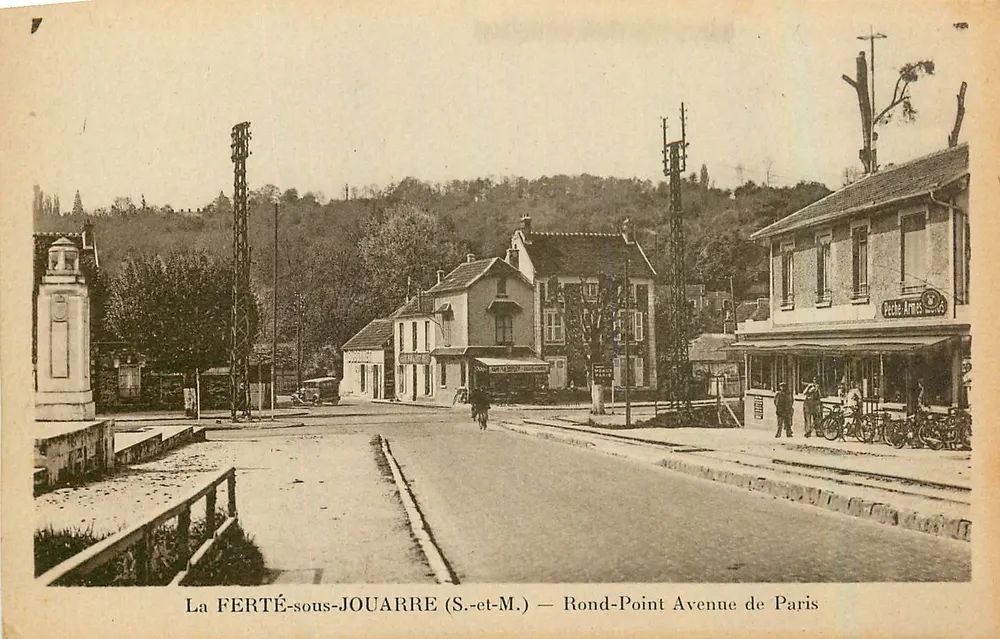 La FERTÉ-sous-JOUARRE (S.-et-M.) — Kreisverkehr Avenue de Paris - Vorderseite