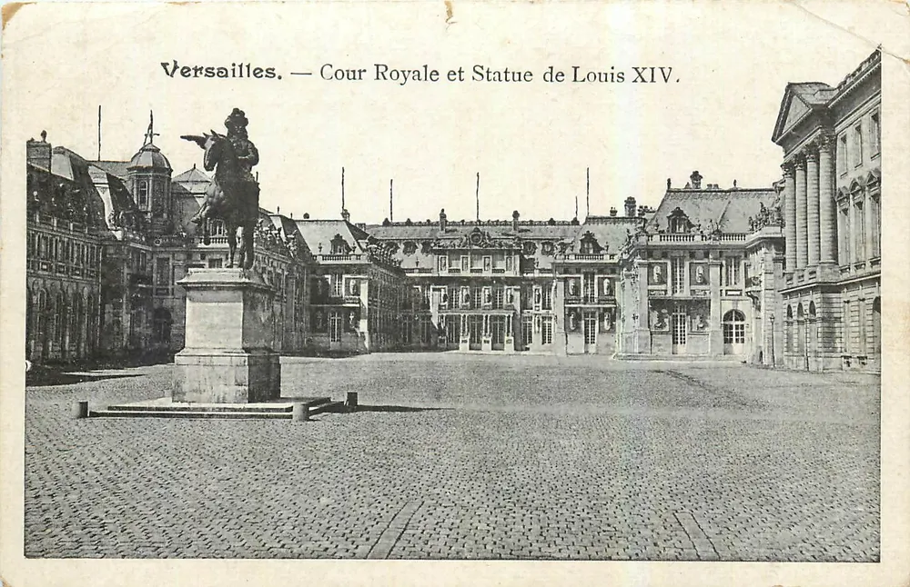 Versailles — Cour Royale et Statue de Louis XIV. — Éditeur : Éd. de la Cour Royale - Recto