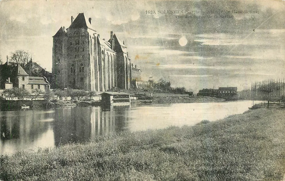 Solesmes (Sarthe) — Abadia dos Beneditinos — vista dos margens da Sarthe - Frente