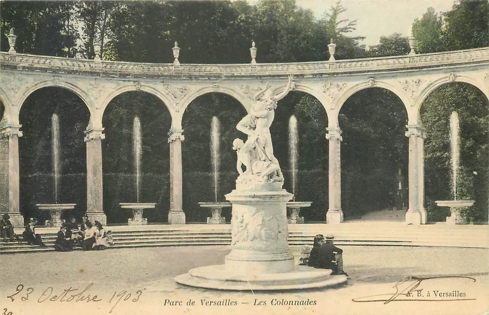 Parque de Versalhes — As Colunatas — A. B. em Versalhes - Frente