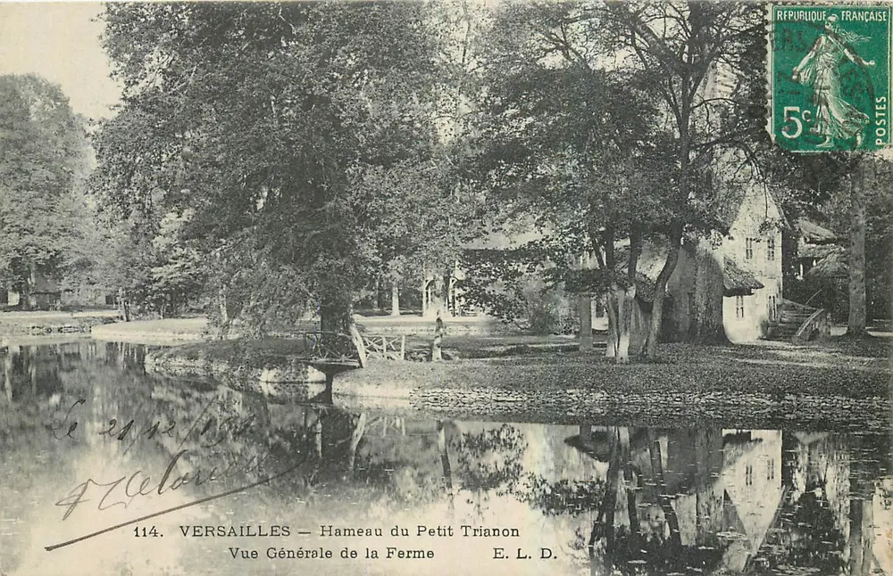 Versailles — Hameau du Petit Trianon — Allgemeiner Blick auf die Farm - Vorderseite