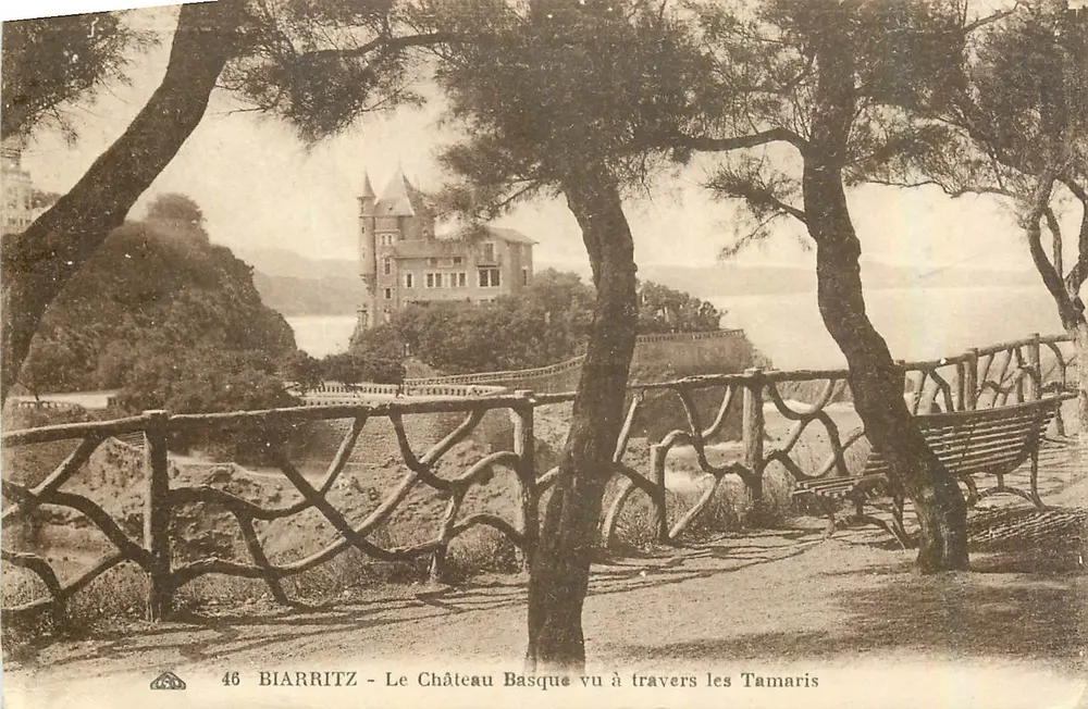 Biarritz - Le Château Basque vu à travers les Tamaris — éditeur inconnu, n° 46 - Recto