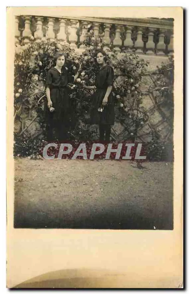 Duas jovens mulheres — jardim florido — carta postal anônima - Frente
