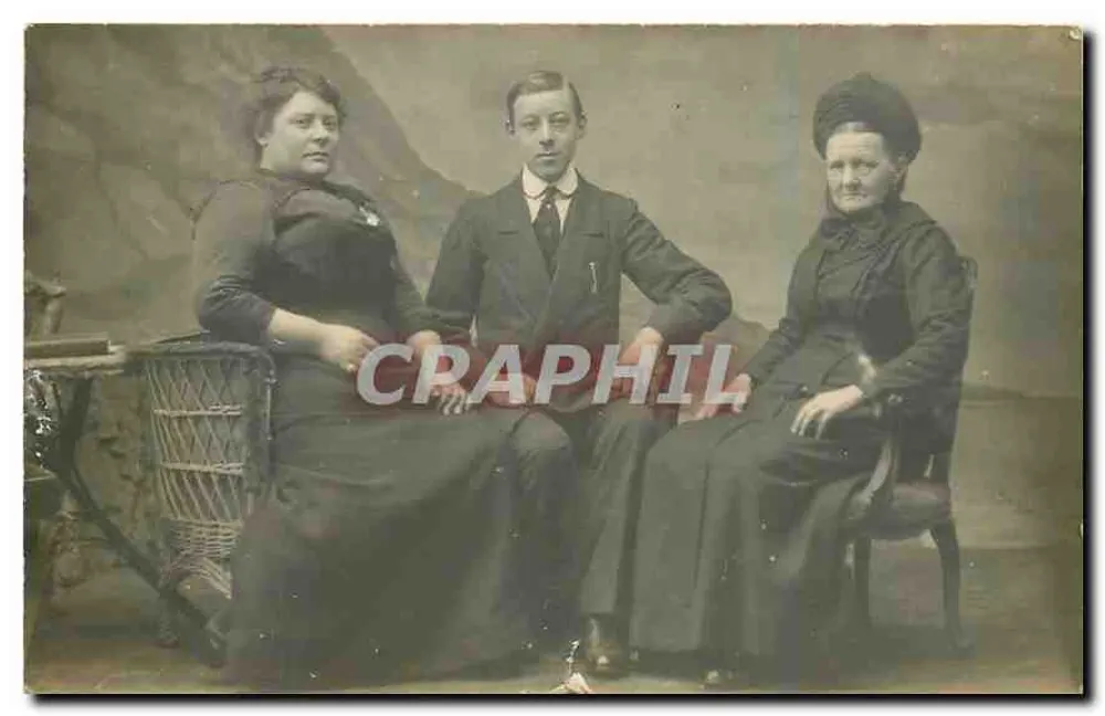 Retrato de três pessoas — estúdio — B. Guilleminot, Recy, França - Frente