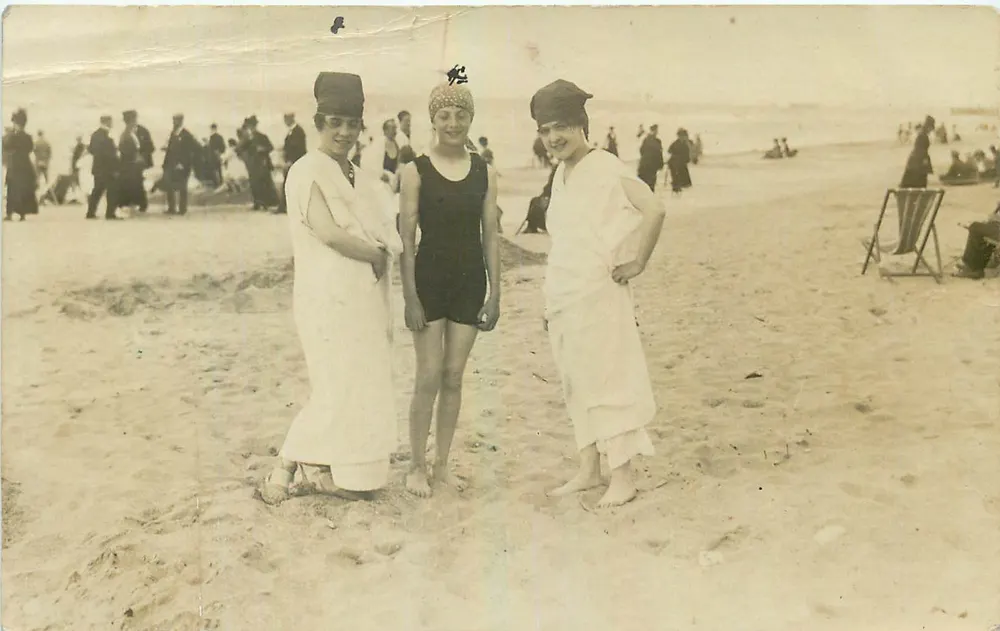 Trois jeunes femmes sur une plage — scène de baignade — éditeur non visible - Frente