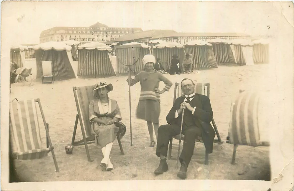 Família na praia — praia de Deauville — cartão postal datado - Frente