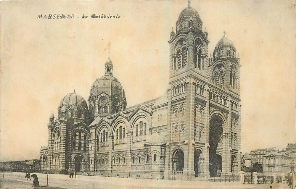 Marseille - a Catedral — vista do edifício com seus domos e portal - Frente