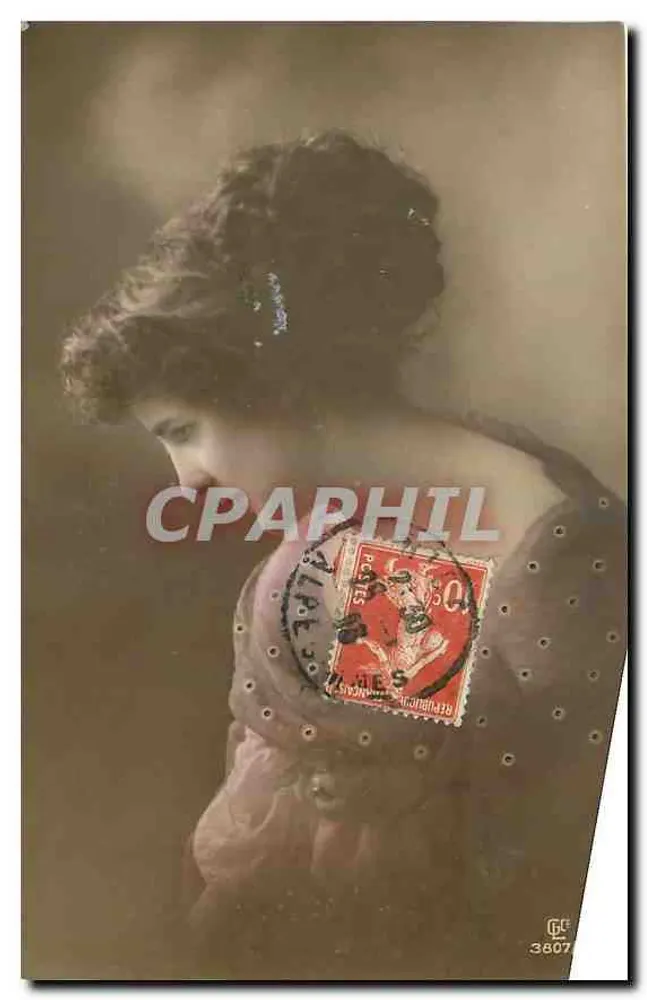 Jovem mulher em vestido com botões — fotografia — GE 3807 - Frente