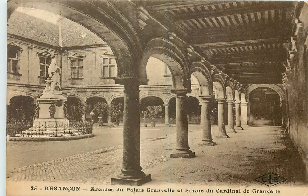 Besançon — Arcaden des Palais Granvelle und Statue des Kardinals Granvelle — C.L.S. - Vorderseite