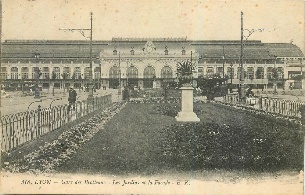 LYON — Gare des Brotteaux — Gärten und Fassade — E R. - Vorderseite