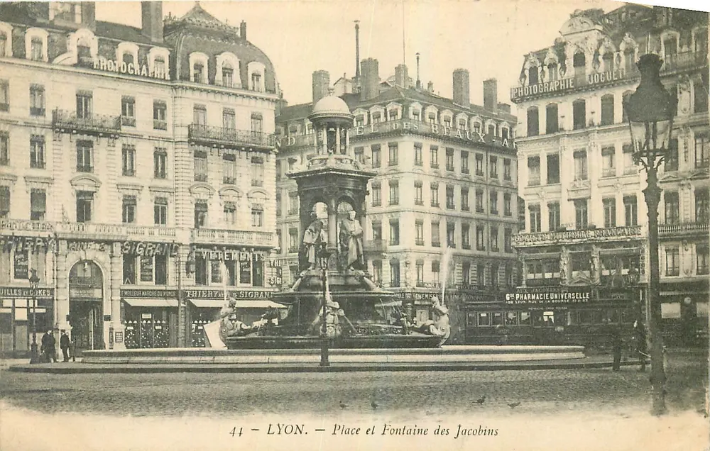 LYON — Place et Fontaine des Jacobins — Photographe Joguet - Recto